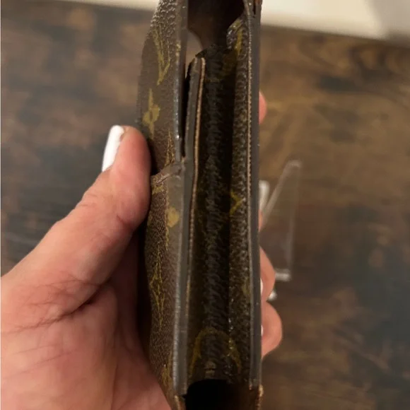 Authentic LV Case- includes dust bag - Picture 6 of 9